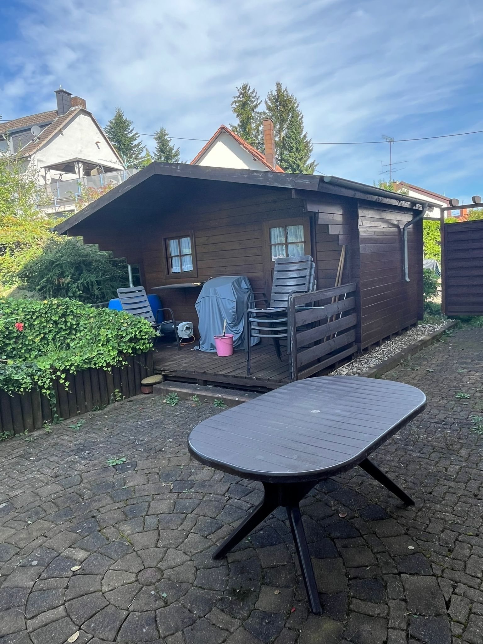 Terrasse mit Gartenhaus